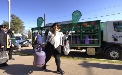 MONTE GRANDE SUR: AVANZAN LOS OPERATIVOS DE RECARGA DE GARRAFAS DE 10 KG A UN PRECIO SOCIAL