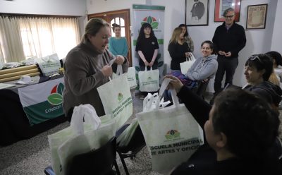 ENTREGA DE KITS A ESTUDIANTES DE LOS CURSOS DE DISEÑO Y MOLDERÍA DE LA ESCUELA MUNICIPAL DE ARTES Y OFICIOS