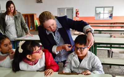 PROGRAMA OFTALMOLÓGICO ECHEverRÍA: ENTREGA DE LENTES A ESTUDIANTES DE ESCUELAS DE MONTE GRANDE Y EL JAGÜEL
