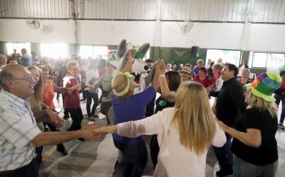 EL MUNICIPIO DE ESTEBAN ECHEVERRÍA REALIZÓ UN BAILE DE LA PRIMAVERA PARA ADULTAS Y ADULTOS MAYORES