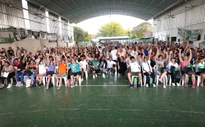 EL MUNICIPIO ENTREGÓ KITS DEPORTIVOS A LA DELEGACIÓN QUE PARTICIPARÁ EN LOS JUEGOS BONAERENSES