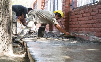 EL MUNICIPIO REALIZA OBRAS DE VEREDAS EN LA ESCUELA PRIMARIA N° 39 DE MONTE GRANDE SUR