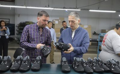 9 DE ABRIL: FERNANDO GRAY RECORRIÓ LA EMPRESA NACIONAL DE CALZADO KIOSHI