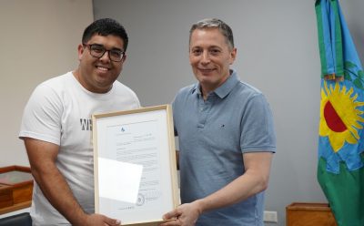 FERNANDO GRAY ENTREGÓ UN DECRETO DE RECONOCIMIENTO PARA MATÍAS VILLEGAS