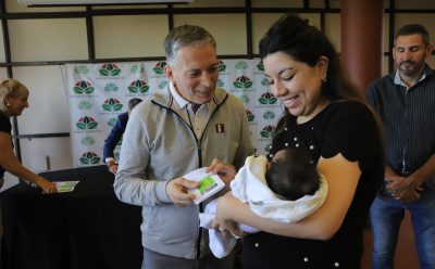 FERNANDO GRAY ENTREGÓ TARJETAS DEL PLAN MÁS VIDA A VECINAS Y VECINOS DE ESTEBAN ECHEVERRÍA