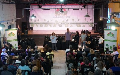 ENTREGA DE KITS A ESTUDIANTES DE LOS CURSOS DE DANZAS FOLKLÓRICAS Y TANGO DE LA ESCUELA MUNICIPAL DE ARTES Y OFICIOS