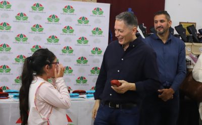 MONTE GRANDE: FERNANDO GRAY ENTREGÓ ANTEOJOS RECETADOS A ESTUDIANTES DE LA ESCUELA PRIMARIA N° 46 CON DIFICULTADES EN LA VISIÓN