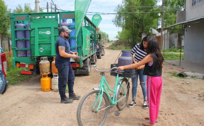EL MUNICIPIO CONTINÚA CON LOS OPERATIVOS DE RECARGA DE GARRAFAS A VALOR SOCIAL EN LOS BARRIOS DEL DISTRITO