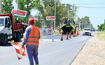 EL MUNICIPIO CONTINÚA CON LAS OBRAS DE BACHEO SOBRE SARGENTO CABRAL EN CANNING
