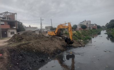 EL MUNICIPIO DE ESTEBAN ECHEVERRÍA CONTINÚA LAS TAREAS DE LIMPIEZA Y SANEAMIENTO DE LOS ARROYOS ORTEGA Y SANTA CATALINA