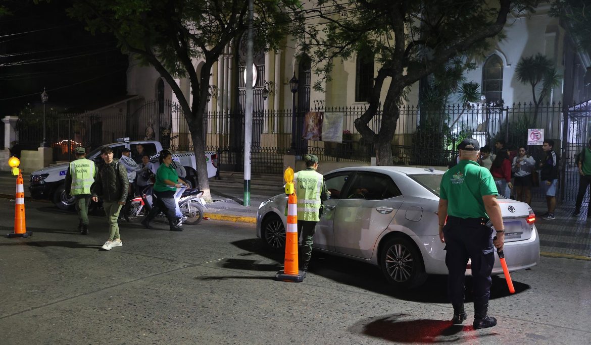 LAS FUERZAS DE SEGURIDAD REALIZARON OPERATIVOS DE CONTROL VEHICULAR EN LA PLAZA MITRE DE MONTE GRANDE