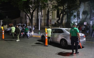 LAS FUERZAS DE SEGURIDAD REALIZARON OPERATIVOS DE CONTROL VEHICULAR EN LA PLAZA MITRE DE MONTE GRANDE