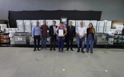 FERNANDO GRAY, ANDRÉS LARROQUE Y ALBERTO SILEONI ENTREGARON EQUIPAMIENTO A 43 ESCUELAS DE ESTEBAN ECHEVERRÍA PARA FORTALECER EL SERVICIO ALIMENTARIO ESCOLAR