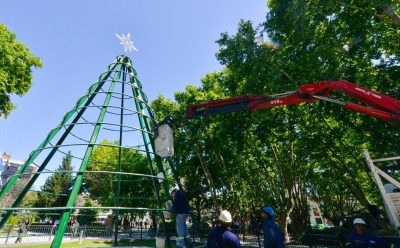 EL MUNICIPIO LLEVA ADELANTE LA INSTALACIÓN DEL TRADICIONAL ÁRBOL DE NAVIDAD EN LA PLAZA MITRE DE MONTE GRANDE