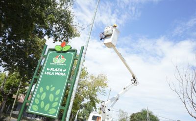 EL MUNICIPIO AVANZA CON LA INSTALACIÓN DE LUMINARIAS LED EN LA PLAZA LOLA MORA DE MONTE GRANDE