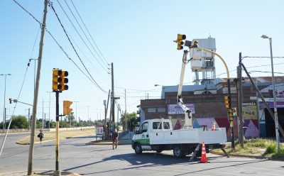 CONTINÚA LA INSTALACIÓN Y EL REEMPLAZO DE CONTADORES DE TIEMPO EN LOS SEMÁFOROS DEL DISTRITO