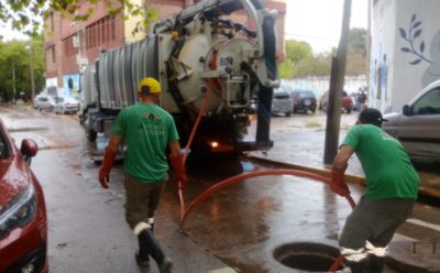 LOS EQUIPOS MUNICIPALES REALIZAN UN IMPORTANTE OPERATIVO DE LIMPIEZA EN LOS BARRIOS DEL DISTRITO TRAS LA TORMENTA QUE ATRAVIESA LA REGIÓN