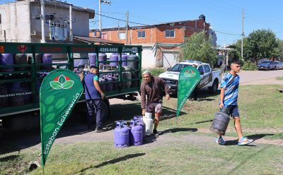 EL MUNICIPIO REALIZÓ UN OPERATIVO DE RECARGA DE GARRAFAS A VALOR SOCIAL EN MONTE GRANDE SUR