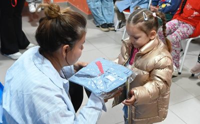 CONTINÚA LA ENTREGA DE ZAPATILLAS Y PINTORCITOS EN EL DISTRITO