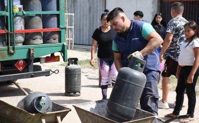MONTE GRANDE SUR: OPERATIVO DE RECARGA DE GARRAFAS A PRECIO SOCIAL