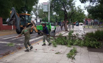 TRAS LA TORMENTA, EL MUNICIPIO DESPLEGÓ UN OPERATIVO DE SANEAMIENTO Y LIMPIEZA EN LOS BARRIOS DEL DISTRITO