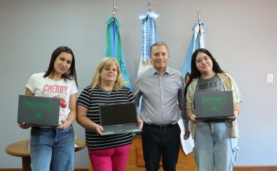 FERNANDO GRAY ENTREGÓ NOTEBOOKS A VECINAS DEL DISTRITO PARA QUE PUEDAN CONTINUAR SUS ESTUDIOS