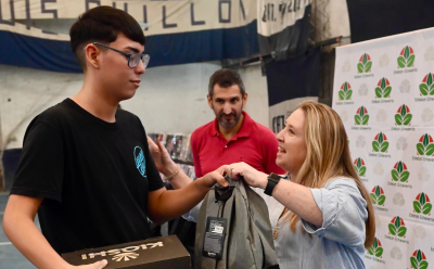 EL MUNICIPIO ENTREGÓ KITS ESCOLARES Y ZAPATILLAS A JÓVENES DEL PROGRAMA ENVIÓN