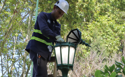 EL MUNICIPIO CONTINÚA LA INSTALACIÓN Y EL REEMPLAZO DE LUMINARIAS LED EN LAS PLAZAS DEL DISTRITO