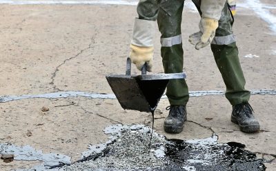 EL MUNICIPIO REALIZA TRABAJOS DE TOMADO DE JUNTAS EN LAS CALLES DEL DISTRITO