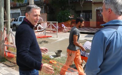 FERNANDO GRAY RECORRIÓ UNA OBRA DE BACHEO EN LUIS GUILLÓN