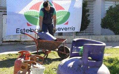 VECINAS Y VECINOS DE MONTE GRANDE SUR RECARGARON GARRAFAS A PRECIO ACCESIBLE