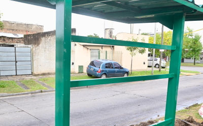 EL MUNICIPIO AVANZA CON LA INSTALACIÓN Y RENOVACIÓN DE PARADAS DE COLECTIVOS CERCA DE ESTABLECIMIENTOS EDUCATIVOS