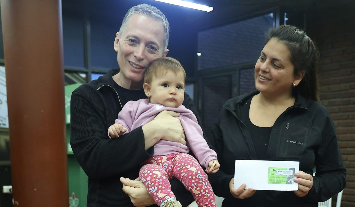 FERNANDO GRAY ENTREGÓ 70 TARJETAS DEL PLAN MÁS VIDA A VECINAS Y VECINOS