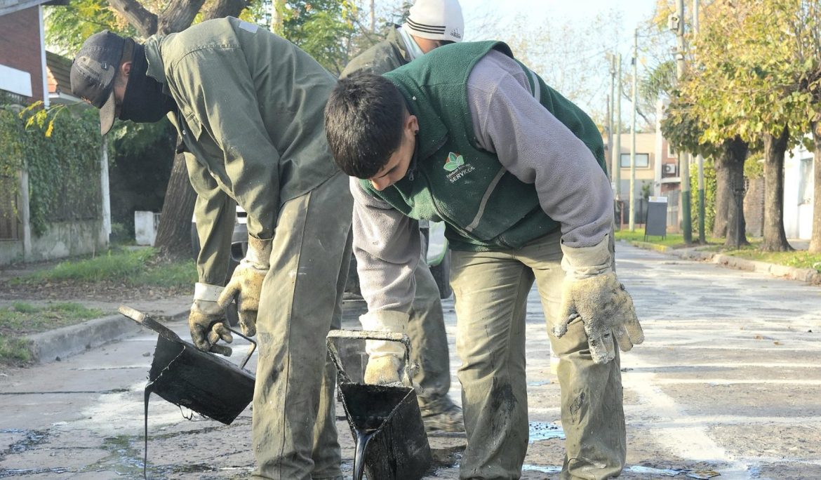 EL MUNICIPIO REALIZA TAREAS DE TOMADO DE JUNTAS EN CALLES Y AVENIDAS DEL DISTRITO