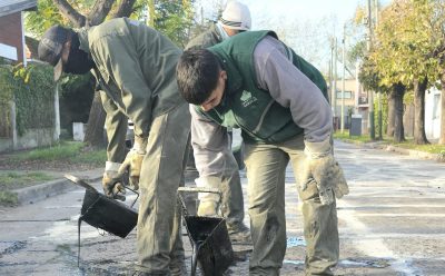 EL MUNICIPIO REALIZA TAREAS DE TOMADO DE JUNTAS EN CALLES Y AVENIDAS DEL DISTRITO