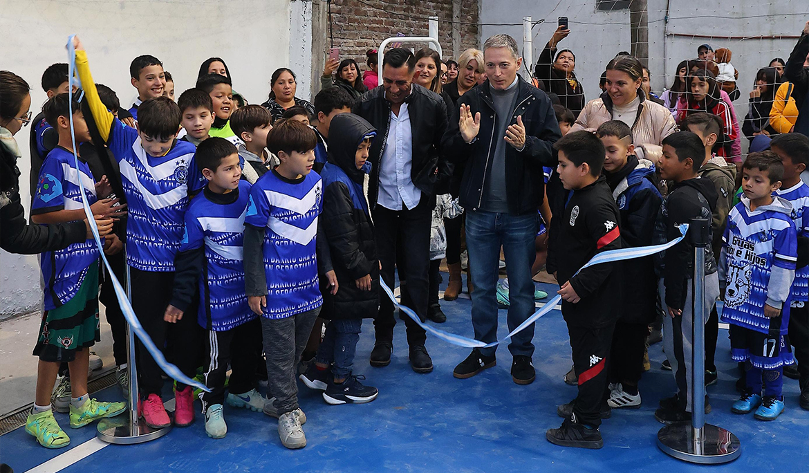 9 DE ABRIL: FERNANDO GRAY INAUGURÓ EL PLAYÓN DEPORTIVO DE LA SOCIEDAD DE FOMENTO BARRIO PARQUE SAN SEBASTIÁN