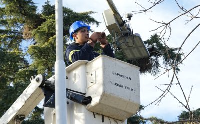 CONTINÚA LA INSTALACIÓN Y EL REEMPLAZO DE LUMINARIAS LED EN LOS ESPACIOS PÚBLICOS DEL DISTRITO