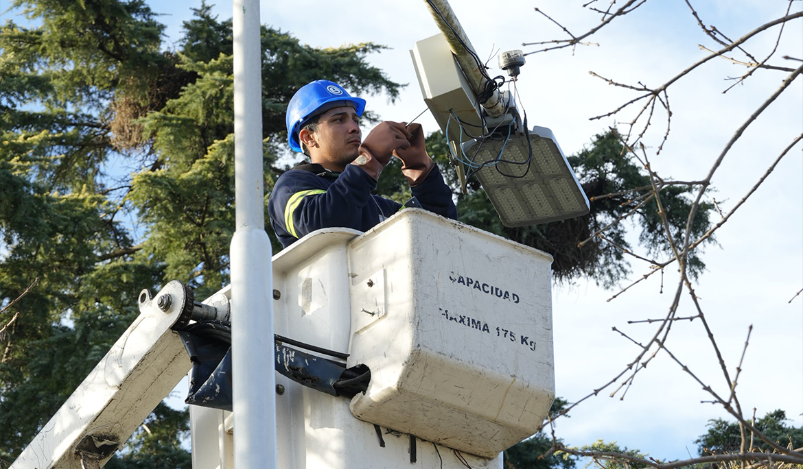 CONTINÚA LA INSTALACIÓN Y EL REEMPLAZO DE LUMINARIAS LED EN LOS ESPACIOS PÚBLICOS DEL DISTRITO