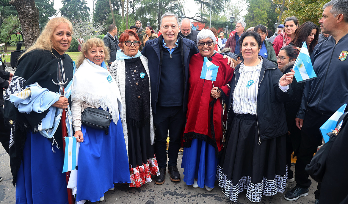 FERNANDO GRAY ENCABEZÓ EL ACTO CONMEMORATIVO POR EL 215° ANIVERSARIO DE LA REVOLUCIÓN DE MAYO
