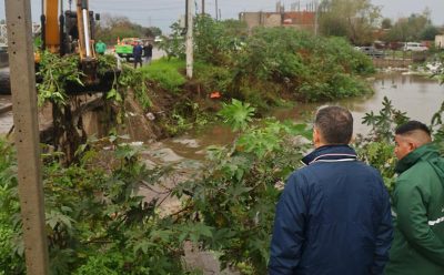 FERNANDO GRAY SUPERVISÓ LOS TRABAJOS DE LIMPIEZA DEL ARROYO SANTA CATALINA Y MONITOREÓ EL NIVEL Y EL ESCURRIMIENTO DEL AGUA