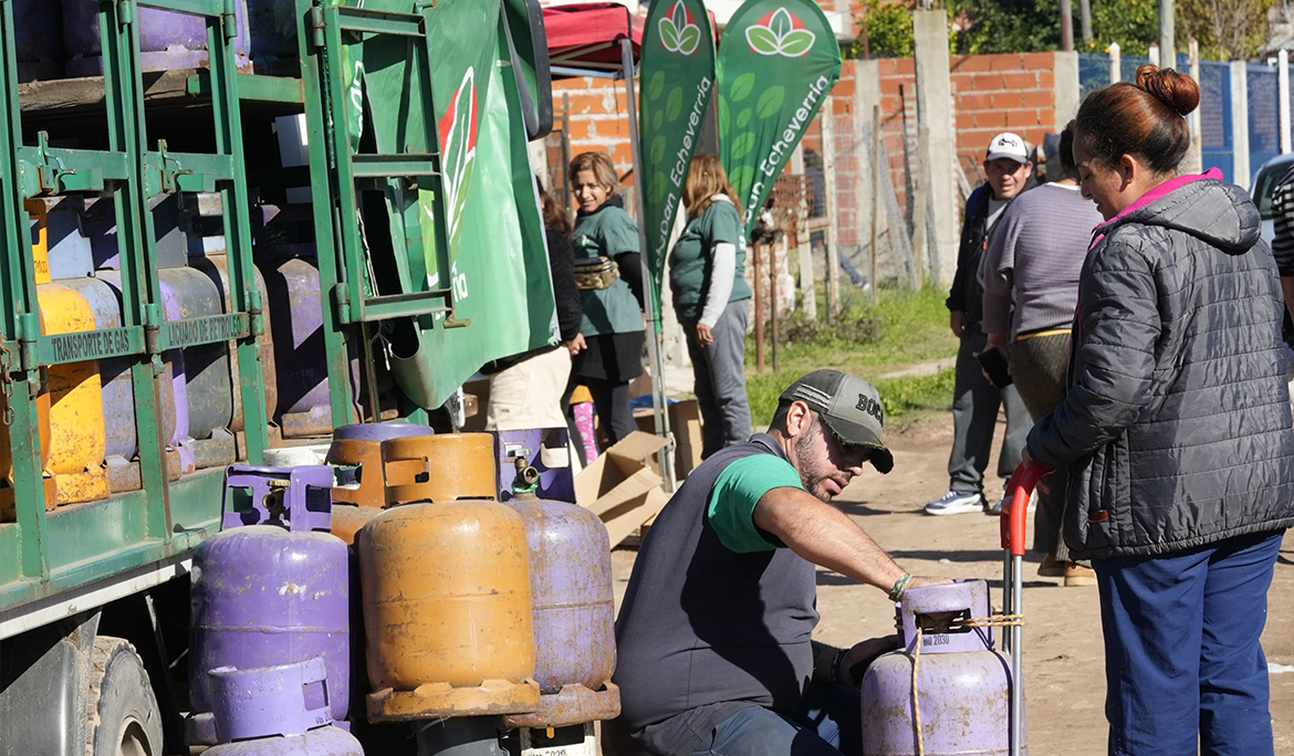 MONTE GRANDE SUR: EL MUNICIPIO REALIZÓ UN OPERATIVO DE RECARGA DE GARRAFAS A PRECIO ACCESIBLE