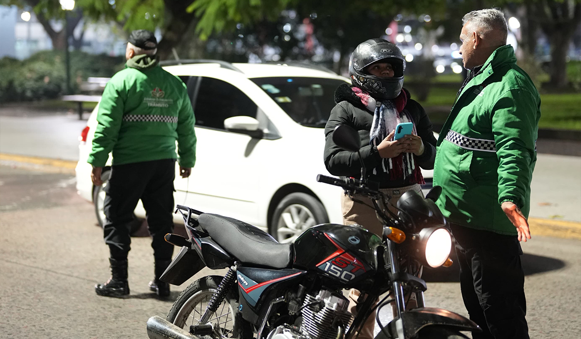 OPERATIVO DE SEGURIDAD EN LA PLAZA MITRE DE MONTE GRANDE