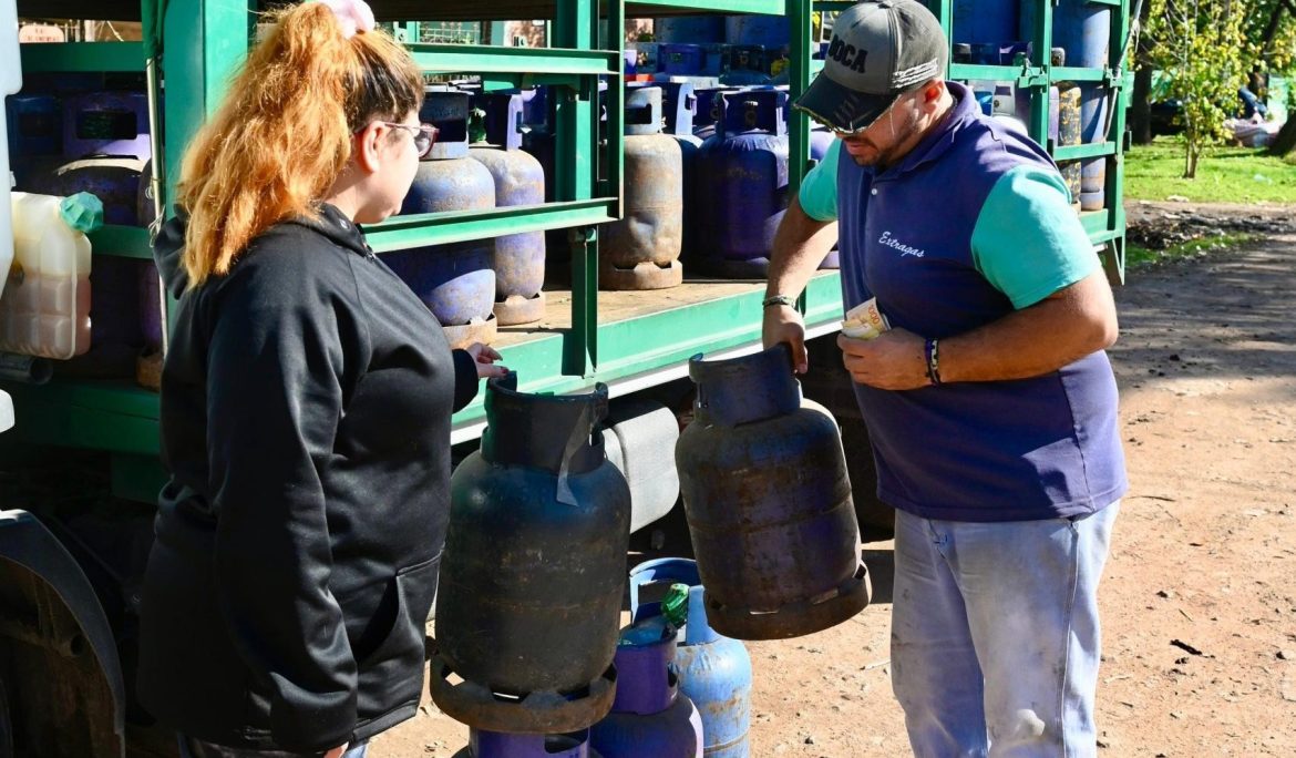 EL MUNICIPIO REALIZÓ UN OPERATIVO DE RECARGA DE GARRAFAS A VALOR SOCIAL EN MONTE GRANDE SUR
