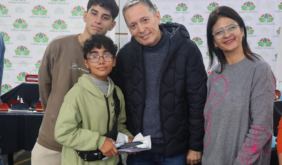 MONTE GRANDE: FERNANDO GRAY ENTREGÓ 872 ANTEOJOS GRATUITOS RECETADOS A ESTUDIANTES DE LA PRIMARIA N° 14 Y LA SECUNDARIA N° 1