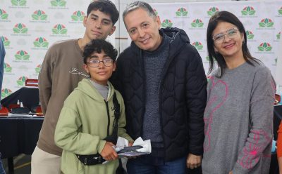 MONTE GRANDE: FERNANDO GRAY ENTREGÓ 872 ANTEOJOS GRATUITOS RECETADOS A ESTUDIANTES DE LA PRIMARIA N° 14 Y LA SECUNDARIA N° 1