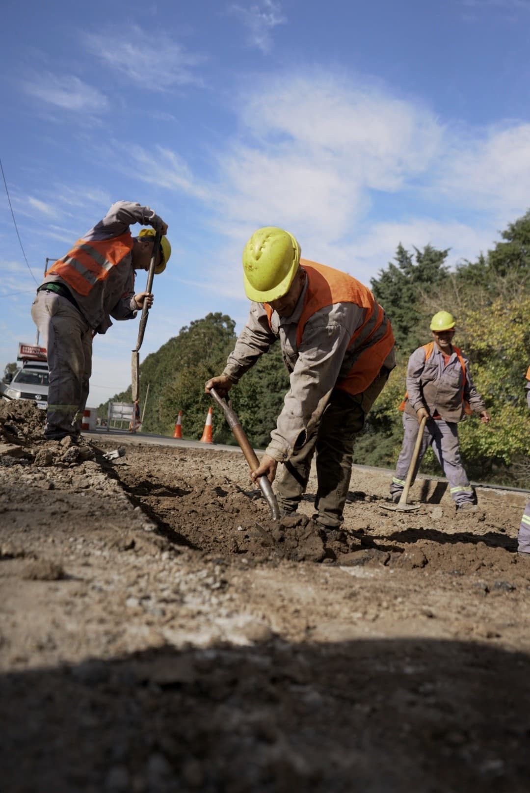 CANNING: AVANZAN LOS TRABAJOS DE BACHEO EN LA CALLE SARGENTO CABRAL