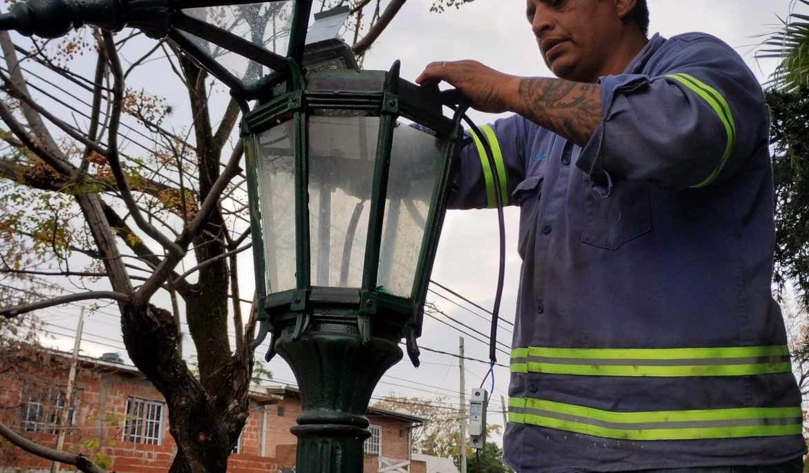 EL MUNICIPIO DE ESTEBAN ECHEVERRÍA REALIZA LA INSTALACIÓN DE LUMINARIAS LED EN LA PLAZA LAS MORERAS DE LUIS GUILLÓN