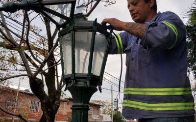 EL MUNICIPIO DE ESTEBAN ECHEVERRÍA REALIZA LA INSTALACIÓN DE LUMINARIAS LED EN LA PLAZA LAS MORERAS DE LUIS GUILLÓN