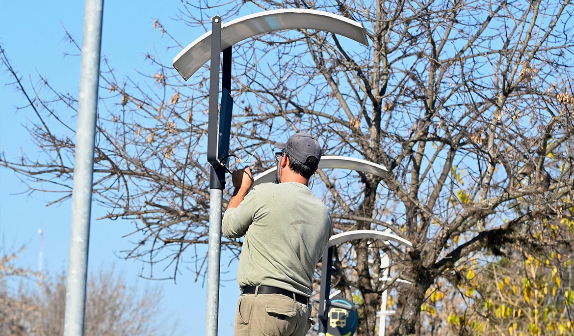 EL JAGÜEL: REEMPLAZO DE LUMINARIAS DE MERCURIO POR DISPOSITIVOS LED EN LA PLAZOLETA PATRICIA SIMEK