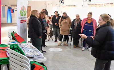 EL MUNICIPIO ENTREGÓ KITS DE ESTUDIO A VECINAS Y VECINOS QUE CURSAN EL PLAN FINES